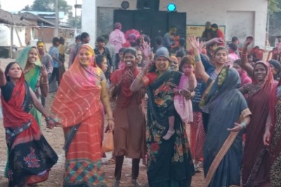 पांगरीखुर्द के महिला समूह ने जमकर खेली होली :
