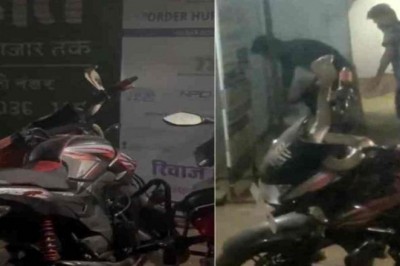 बाइक के हैंडल में लिपटा मिला नाग सांप :