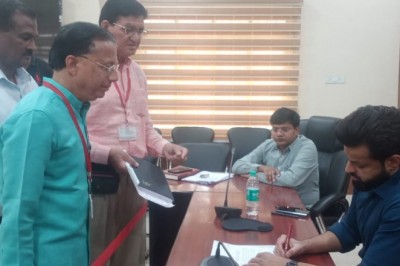 मोर मकान मोर आस योजना के तहत बुजुर्ग महिला के बेटे ने मां की सुविधा के लिए ग्राउंड फ्लोर में आवास की मांग की