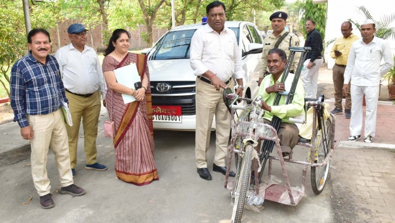 कलेक्टर ने दिव्यांगजनों को प्रदान किया व्हीलचेयर, ट्रायसायकल एवं बैसाखी :