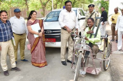 कलेक्टर ने दिव्यांगजनों को प्रदान किया व्हीलचेयर, ट्रायसायकल एवं बैसाखी :