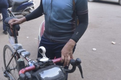 पर्यावरण प्रदूषण की रोकथाम और नशामुक्ति का संदेश लेकर छत्तीसगढ़ की यात्रा पर निकला युवक संतोष गुप्ता, हर दिन 200 किमी चलाते हैं साइकिल