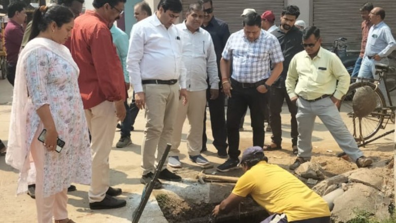 मिलपारा में दस्त केस के मिलने की सूचना पर टीम के साथ पहुंचे महापौर व आयुक्त :