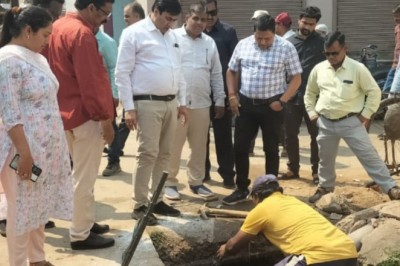 मिलपारा में दस्त केस के मिलने की सूचना पर टीम के साथ पहुंचे महापौर व आयुक्त :