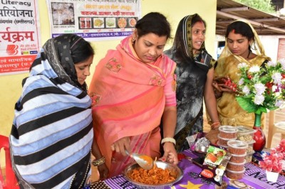 मशरूम के स्वादिष्ट आचार, बड़ी, पापड़ से समूह की महिलाओं की बदल रही जिंदगी :