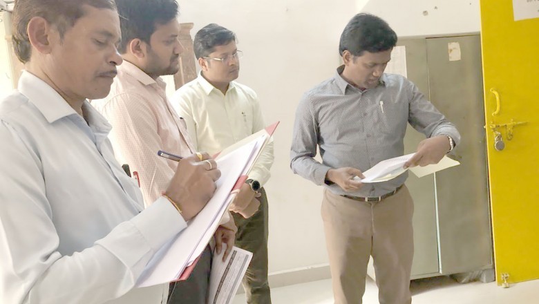 कलेक्टर ने तहसील कार्यालय अंबागढ़ चौकी का किया औचक निरीक्षण :