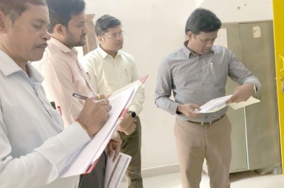 कलेक्टर ने तहसील कार्यालय अंबागढ़ चौकी का किया औचक निरीक्षण :