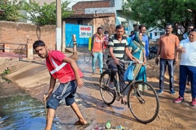 फाइट द बाइट मिशन मोड़ पर तालाबो की सफाई,घर - घर पहुँचकर निगम अमला कर रही है मलेरिया के लार्वा को खात्मा