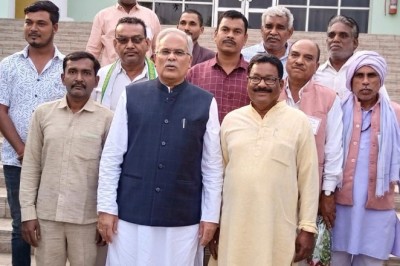 छत्तीसगढ़ विधानसभा सत्र के दौरान मुख्यमंत्री भूपेश बघेल से सौजन्य मुलाकात किया :
