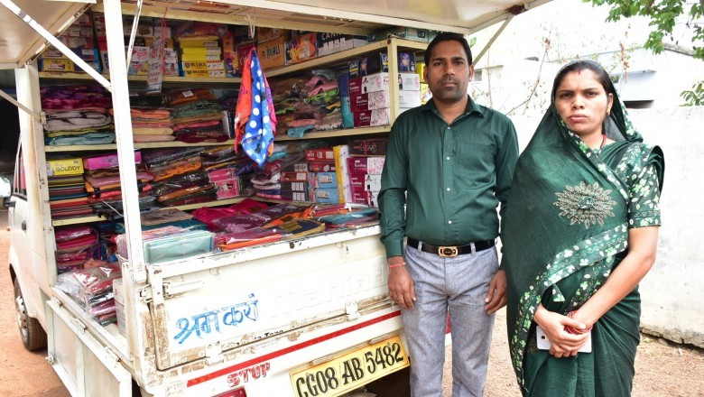 चलित वाहन में छोटी सी रेडिमेड कपड़े की दुकान से बढ़ी आमदनी :