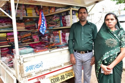 चलित वाहन में छोटी सी रेडिमेड कपड़े की दुकान से बढ़ी आमदनी :