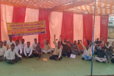 सचिवों का अनिश्चित कालीन हड़ताल लगातार जारी : सचिवों के कलम बंद हड़ताल से पंचायतों के कार्य प्रभावित