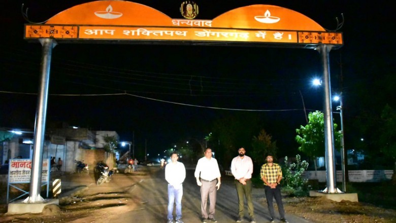 कलेक्टर ने माँ बम्लेश्वरी मंदिर डोंगरगढ़ जाने वाले पदयात्रियों की आगवानी की :