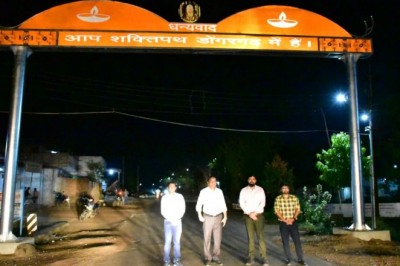 कलेक्टर ने माँ बम्लेश्वरी मंदिर डोंगरगढ़ जाने वाले पदयात्रियों की आगवानी की :