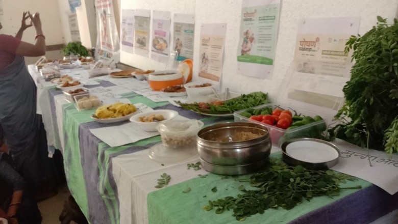 आयुर्वेदिक चिकित्सालय में कार्यकर्ताओं द्वारा विभिन्न व्यंजनों का प्रदर्शन किया गया