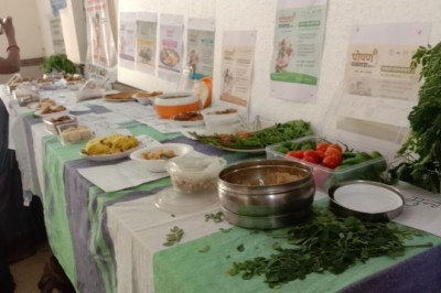 आयुर्वेदिक चिकित्सालय में कार्यकर्ताओं द्वारा विभिन्न व्यंजनों का प्रदर्शन किया गया