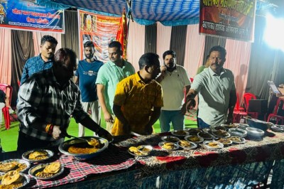 बोल बम महाकाल शिवाय सेवा समिति के द्वारा नवरात्री के महापर्व पर प्रसाद वितरण