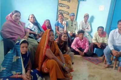 जनपद पंचायत अध्यक्ष प्रतिक्षा सूर्यकांत भंडारी ने ग्राम चारभाठा में प्रधानमंत्री नरेंद्र मोदी की मन की बात सुनी :