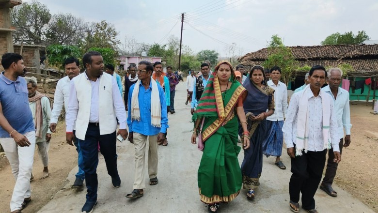 टिपानगढ़ मे प्रधानमंत्री जी का  मन की बात ज़िला पंचायत अध्यक्ष गीता घासी साहू ने सूनी :