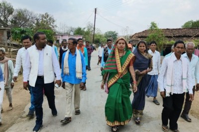टिपानगढ़ मे प्रधानमंत्री जी का  मन की बात ज़िला पंचायत अध्यक्ष गीता घासी साहू ने सूनी :