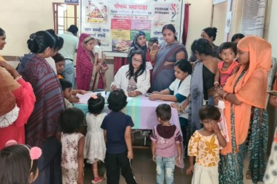 पोषण पखवाड़ा के तहत जिला आयुर्वेद चिकित्सालय दुर्ग में कुपोषित बच्चों,गर्भवती महिलाओं आदि का हुआ स्वास्थ्य परीक्षण