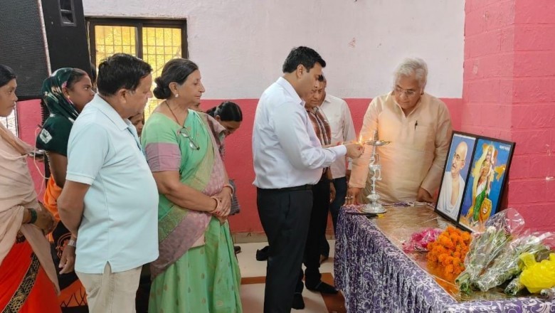 विधायक महापौर एवं आयुक्त ने किया मोर जमीन - मोर मकान के हितग्राहियों को नक्शा तथा पूर्णता प्रमाण पत्र का वितरण: