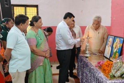 विधायक महापौर एवं आयुक्त ने किया मोर जमीन - मोर मकान के हितग्राहियों को नक्शा तथा पूर्णता प्रमाण पत्र का वितरण: