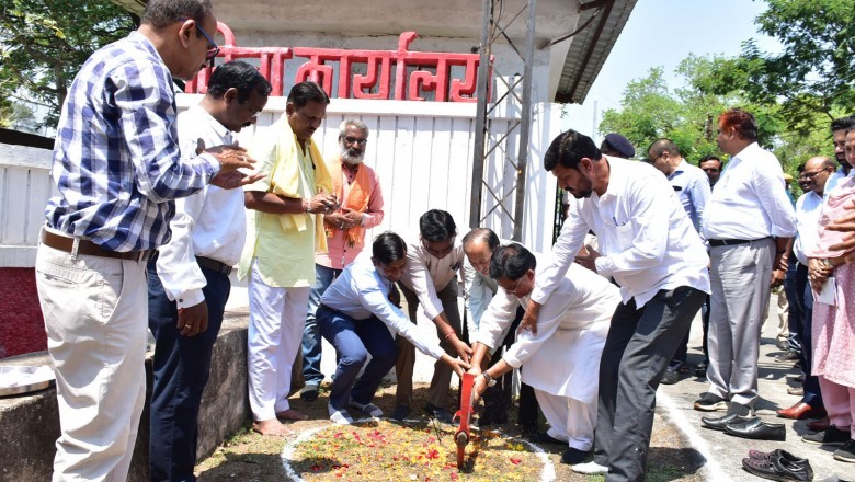 राजनांदगांव जिला निर्माण के 50वें वर्षगांठ के अवसर पर रानी सूर्यमुखी देवी की स्मृति में कलेक्टोरेट के मुख्य प्रवेश द्वार में शक्ति द्वार निर्माण के लिए किया गया भूमि पूजन :