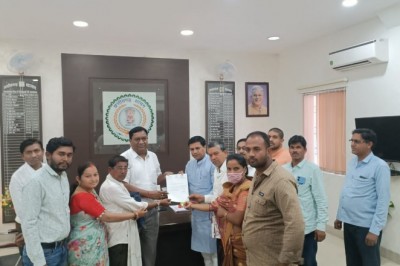 विधायक भुनेश्वर बघेल ने क्षेत्रीय जनप्रतिनिधियों के साथ कलेक्टर से की मुलाक़ात :