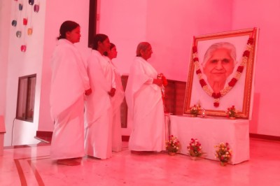 राजयोगिनी दादी जानकी जी की तृतीय पुण्य स्मृति पर पीस ऑडिटोरियम में श्रधांजलि अर्पित की गई।