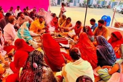 दुर्गा महाअष्टमी निगम परिसर स्थित माँ दुर्गा मंदिर में प्रसाद ग्रहण कर निहाल हुए भक्त: