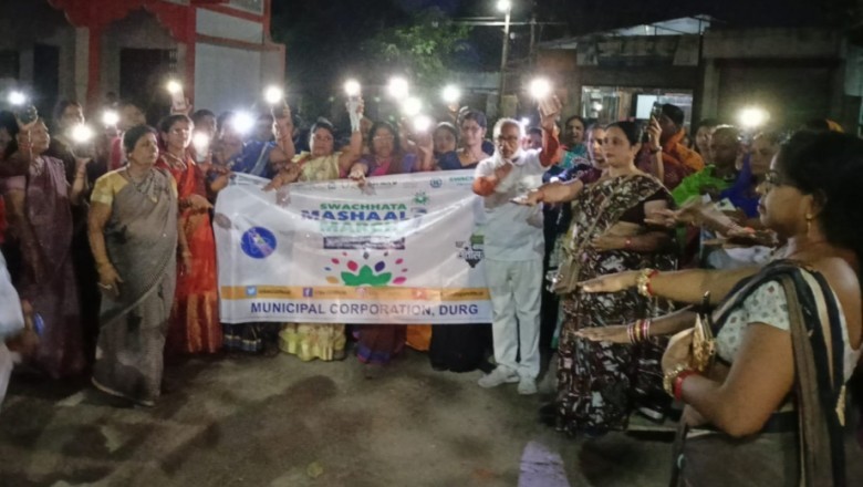 अंतरर्राष्ट्रीय जीरो वेस्ट दिवस पर महिलाओं द्वारा स्वच्छता मशाल यात्रा निकाली गई: