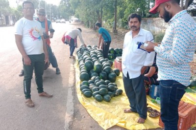 समझाइस का असर नही तो निगम ने सड़क पर फल,सब्जी व अन्य सामान बेच रहे दुकानदारों पर लगाया जुर्माना: