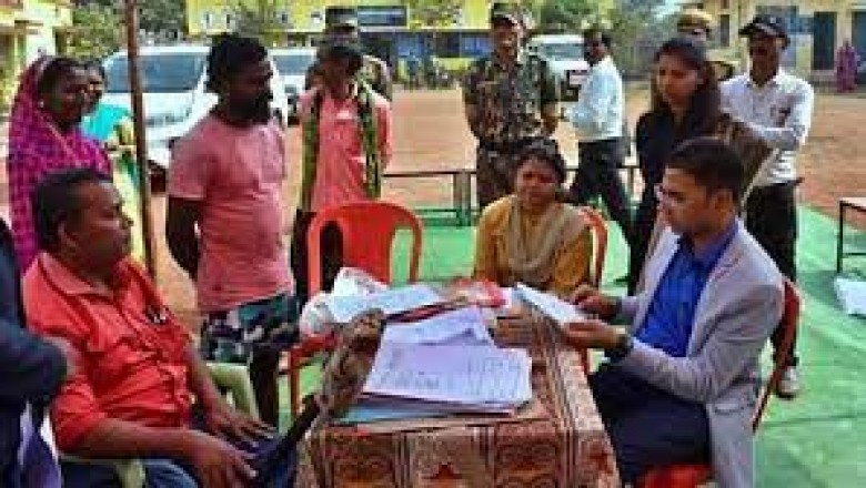 कलेक्टर ने ग्राम लिटिया के आंगनबाड़ी केंद्र के बच्चों को प्रदान किया स्थायी जाति प्रमाण पत्र :