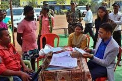 कलेक्टर ने ग्राम लिटिया के आंगनबाड़ी केंद्र के बच्चों को प्रदान किया स्थायी जाति प्रमाण पत्र :