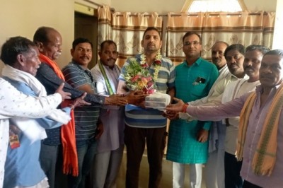 मुख्यमंत्री द्वारा जिला सहकारी बैंक खोलने की घोषणा पर नवाज खान का आभार व्यक्त करने पहुँचें कल्लू बंजारी के ग्रामीण*