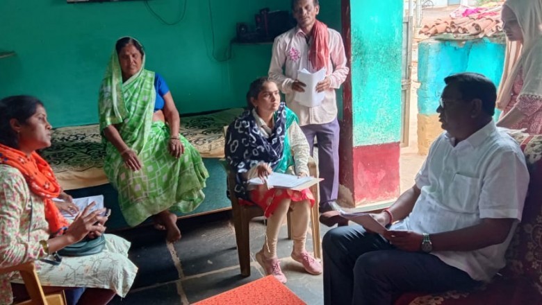 कलेक्टर ने ग्राम रानीतराई में चल रहे छत्तीसगढ़ सामाजिक-आर्थिक सर्वेक्षण 2023 कार्य का किया अवलोकन
