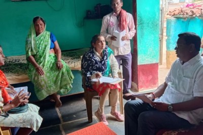 कलेक्टर ने ग्राम रानीतराई में चल रहे छत्तीसगढ़ सामाजिक-आर्थिक सर्वेक्षण 2023 कार्य का किया अवलोकन