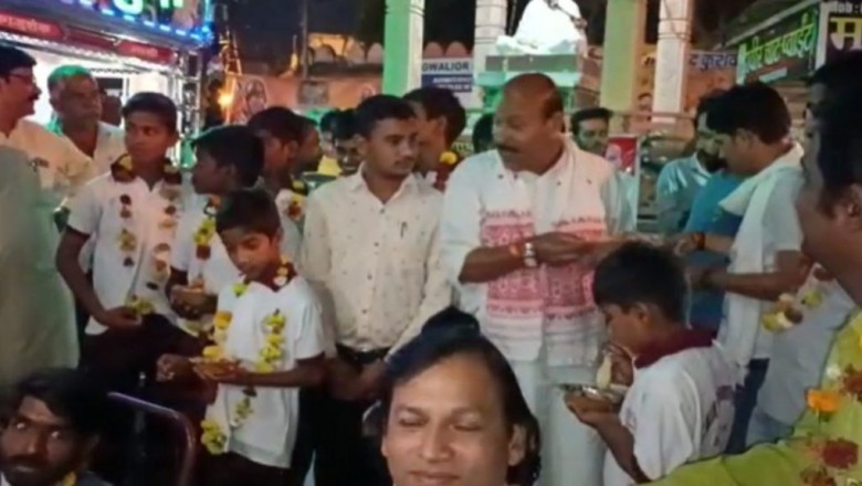 MP: मोदी के मंत्री ने दिव्यांग बच्चों को दी पार्टी, हो रही तारीफ :