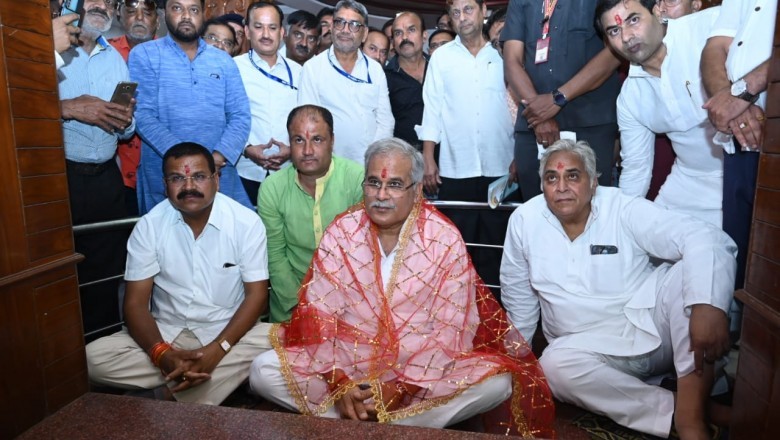 मुख्यमंत्री भूपेश बघेल ने सत्तीचौरा मां दुर्गा मंदिर में पूजा अर्चना कर प्रदेशवासियों की सुख, समृद्धि की कामना की