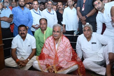 मुख्यमंत्री भूपेश बघेल ने सत्तीचौरा मां दुर्गा मंदिर में पूजा अर्चना कर प्रदेशवासियों की सुख, समृद्धि की कामना की