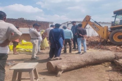 राजस्व विभाग की टीम ने सरकारी जमीन कराई खाली :