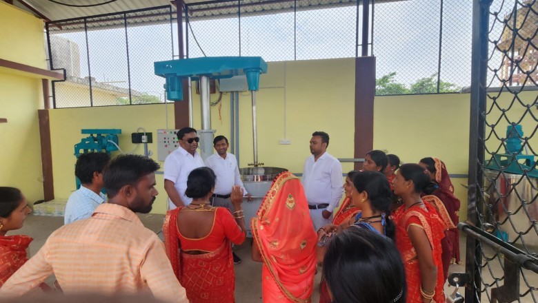 कलेक्टर ने लखोली स्थित प्राकृतिक गोबर पेंट इकाई का किया निरीक्षण :