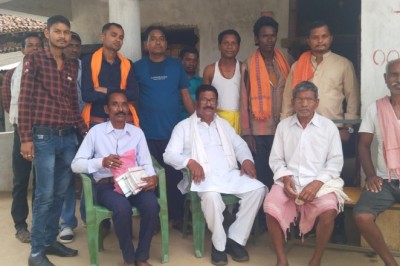 पूर्व विधायक खुज्जी भोला राम साहू ने ग्राम शिकारी टोला मे ग्रामीणों से मिले :