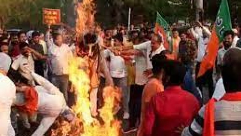 बिरनपुर की घटना का विरोध, बीजेपी का प्रदर्शनभाजपा नेताओं ने शहर के चौक चौराहों में फूंका कांग्रेस नेताओं का पुतला..
