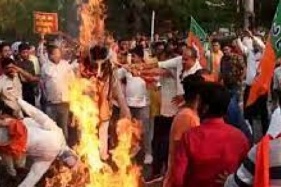 बिरनपुर की घटना का विरोध, बीजेपी का प्रदर्शनभाजपा नेताओं ने शहर के चौक चौराहों में फूंका कांग्रेस नेताओं का पुतला..