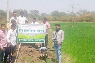 कृषकों के प्रक्षेत्र में एग्री ड्रोन तकनीक का किया गया प्रदर्शन :