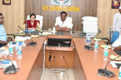 कुपोषण मुक्ति और सुपोषित समाज बनाने उठायें बीड़ा -कलेक्टर साथ ही महिला एवं बाल विकास विभाग की ली बैठक