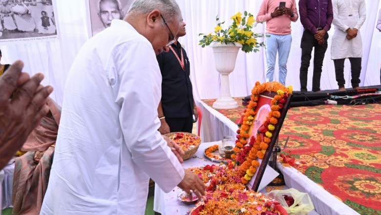 ग्राम गुढ़ियारी के समाज सेवक स्वर्गीय नीलमणि भारद्वाज के दशगात्र कार्यक्रम में पहुंचे मुख्यमंत्री :