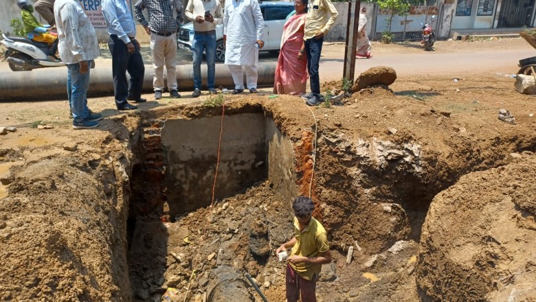 17 लाख लीटर की नई पानी टँकी से पटरी पार में होगा जलसंकट-पटरीपार इंटर कनेक्शन पाइप लाइन के कार्य को देखने पहुँचे विधायक